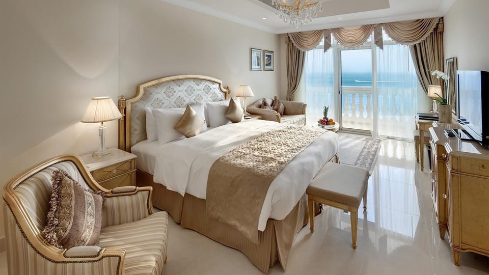 1 bedroom, Egyptian cotton sheets, premium bedding, down comforters