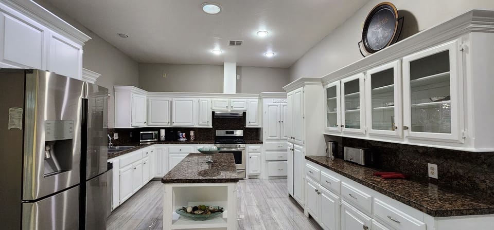 Vineyard Suite | Private kitchen | Fridge, microwave, cookware/dishes/utensils, paper towels