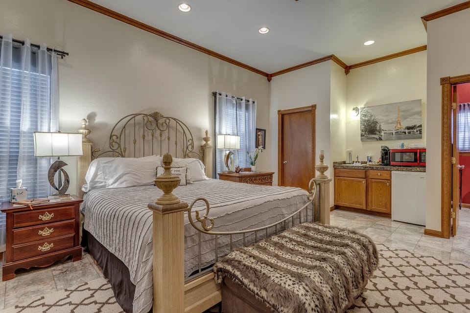 Sterling Suite | Blackout drapes, soundproofing, iron/ironing board, free WiFi