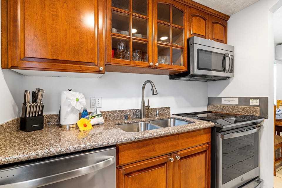 Condo, Multiple Beds, Partial Ocean View (Keauhou Surf & Racquet Townhouse #36) | Private kitchen | Dishwasher, toaster, coffee grinder, freezer