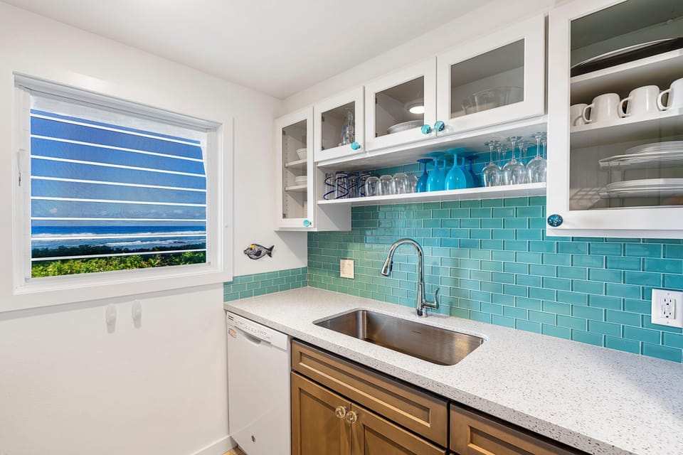 Condo, 1 King Bed, Mountain View (Keauhou Kona Surf & Racquet Club Town) | Private kitchen | Full-size fridge, microwave, oven, stovetop