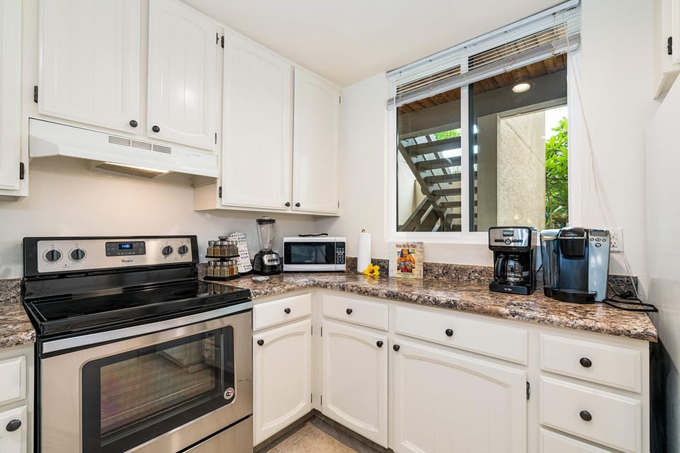 Condo, Multiple Beds (Keauhou Kona Surf & Racquet Club #6-1) | Private kitchen | Oven, dishwasher, toaster, paper towels