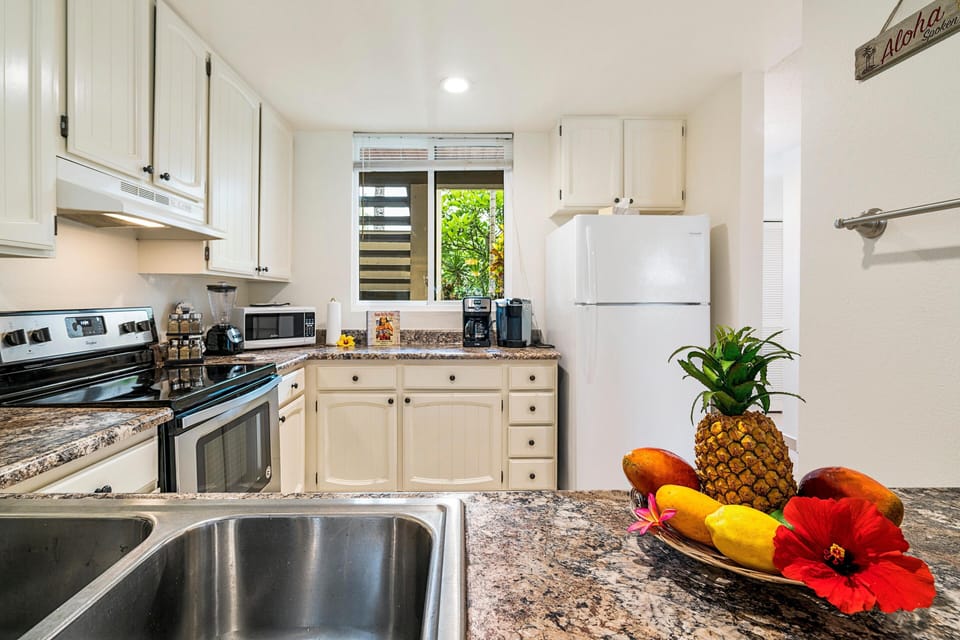 Condo, Multiple Beds (Keauhou Kona Surf & Racquet Club #6-1) | Private kitchen | Oven, dishwasher, toaster, paper towels