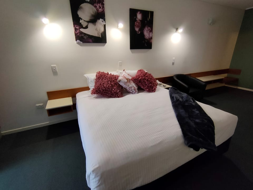 Deluxe Room, 1 King Bed | Desk, blackout drapes, iron/ironing board, bed sheets