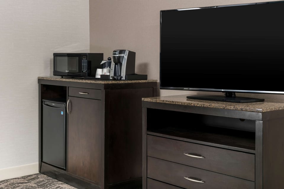 Premium bedding, in-room safe, desk, blackout drapes