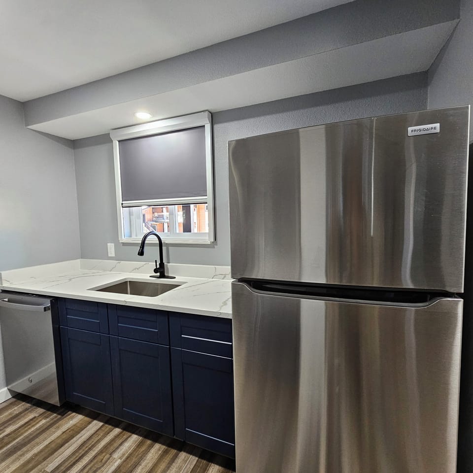 Full-size fridge, microwave, dishwasher, coffee/tea maker