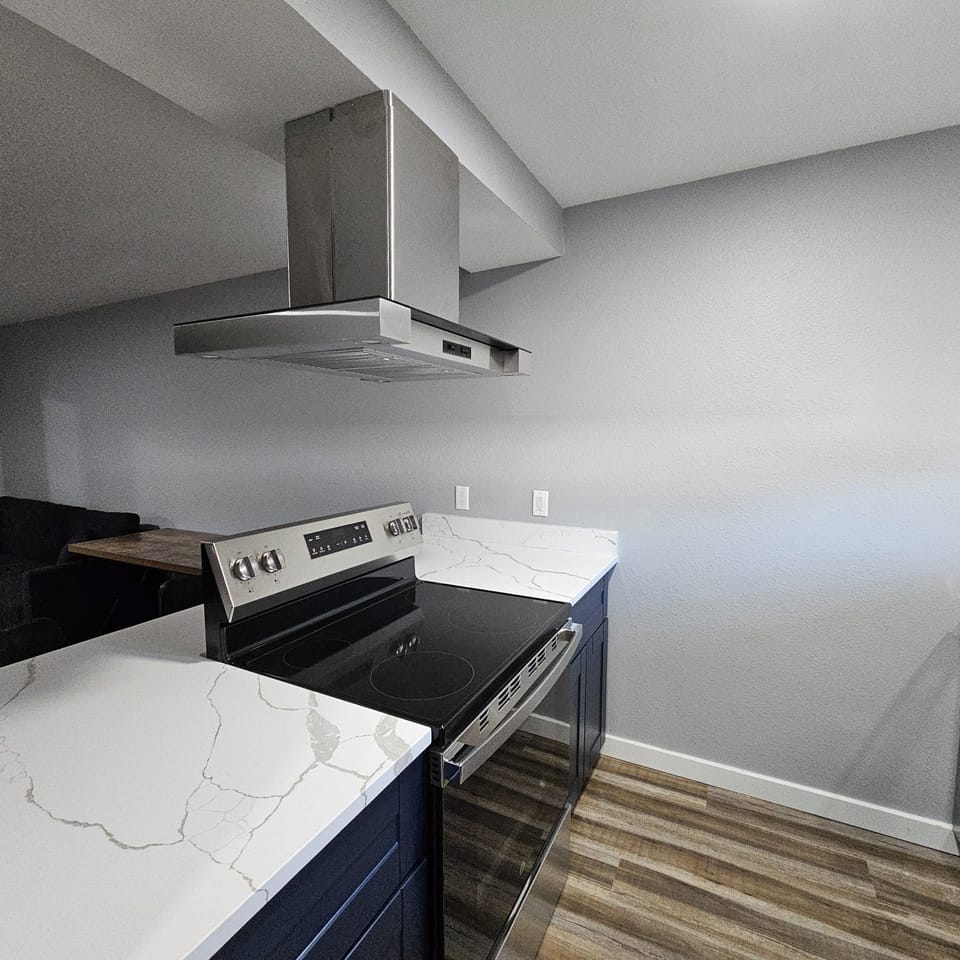 Coffee/tea maker, full-size fridge, microwave, dishwasher