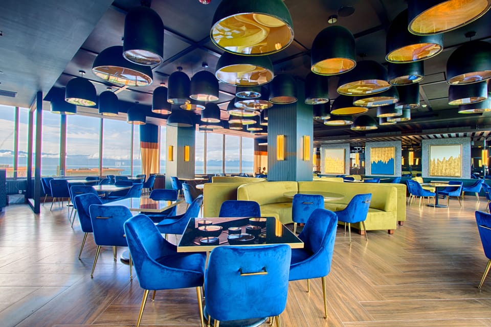 4 restaurants; breakfast, dinner, and brunch served