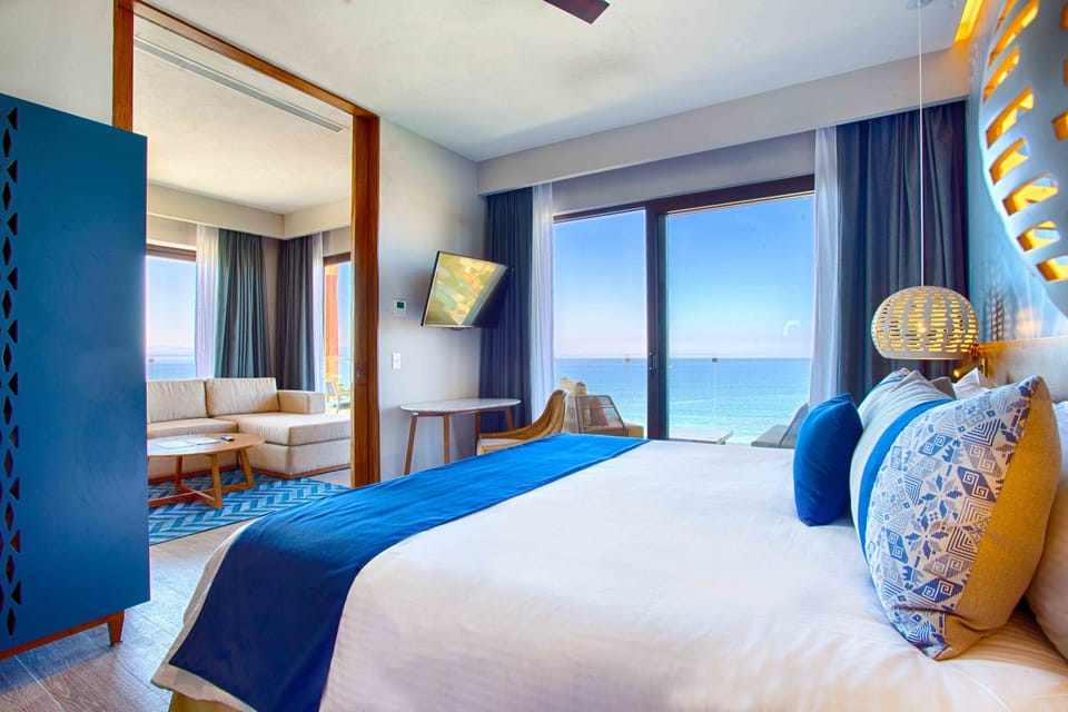 Suite Wellness | Minibar, in-room safe, individually decorated, desk