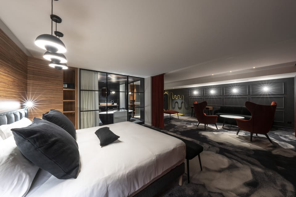 Suite (Suite Vermeer) | Premium bedding, down comforters, pillowtop beds, free minibar items