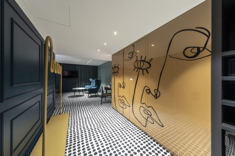 Suite (Suite Picasso) | Premium bedding, down comforters, pillowtop beds, free minibar items