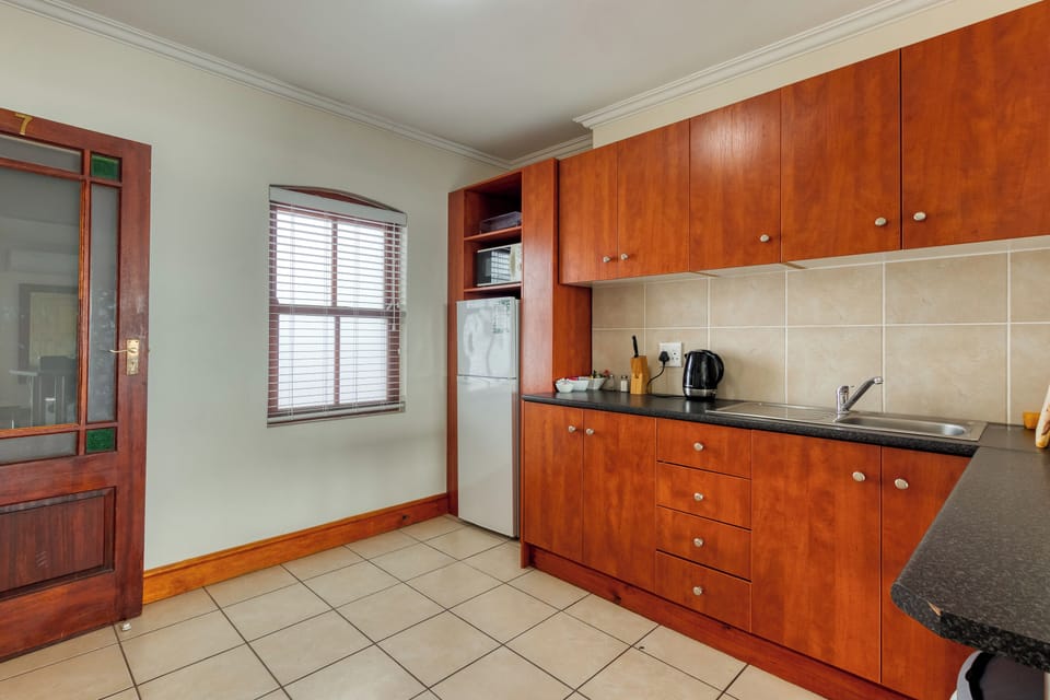 Senior Penthouse, 1 King Bed, Sea View | Private kitchen | Electric kettle