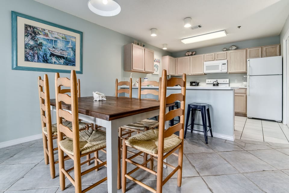 Dining area to breakfast bar