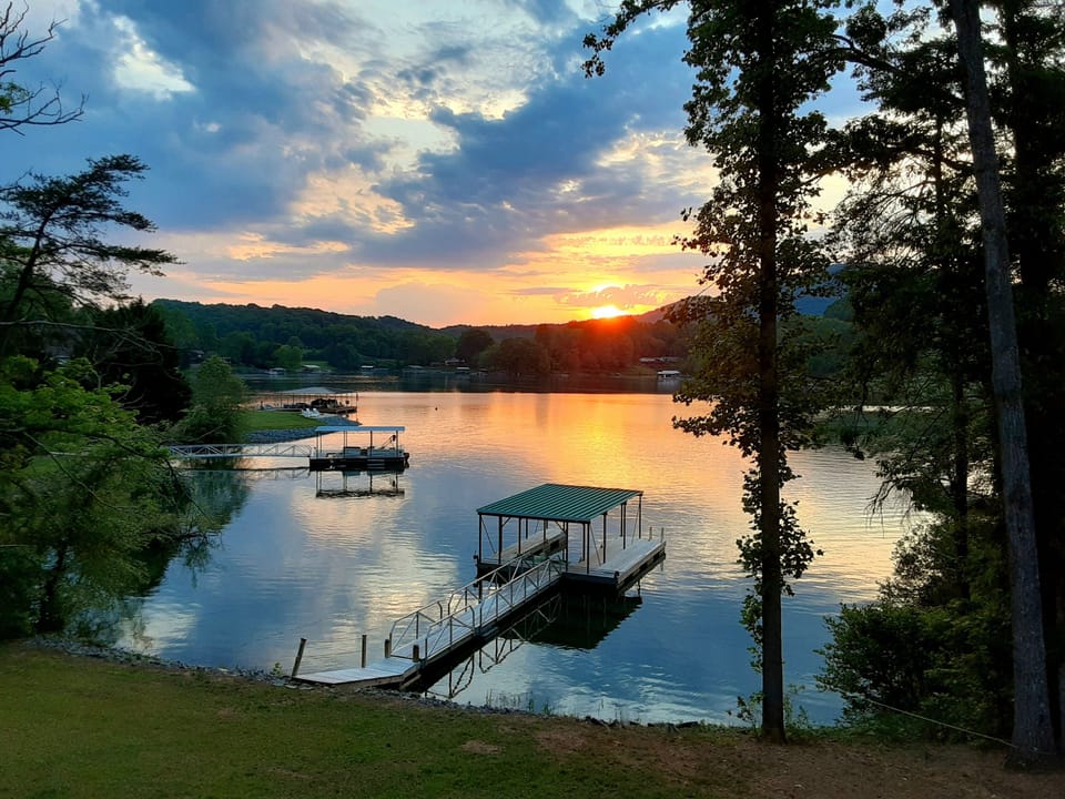 LAKEFRONT, LAKEFRONT, LAKEFRONT
Stunning sunsets on Lake Chatuge    

