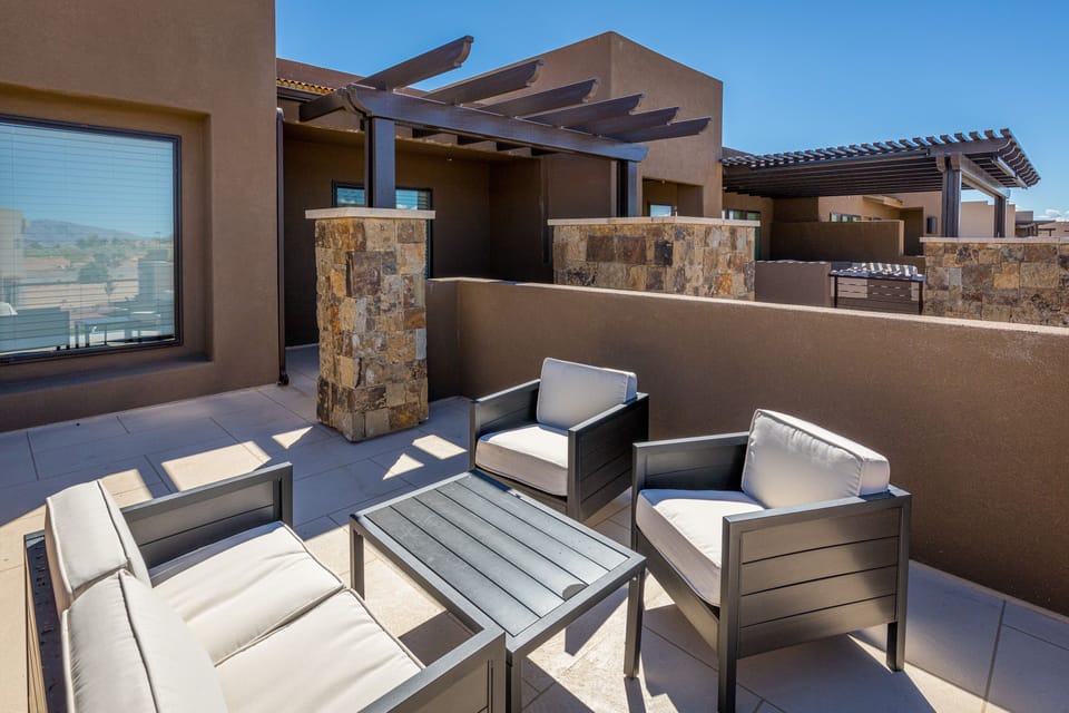 Front Patio Furniture - Enjoy the modern design of our beautiful luxury villa while soaking up the beautiful year-round weather of Southern Utah.