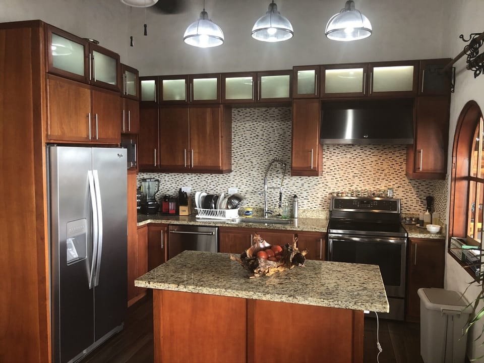 Fully equipped kitchen for 6 with high end appliance