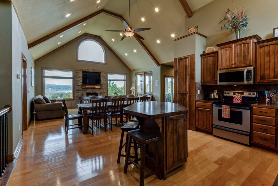 Welcome!  Open Living Area - Make Lake View Lodge Your Home Away From Home
