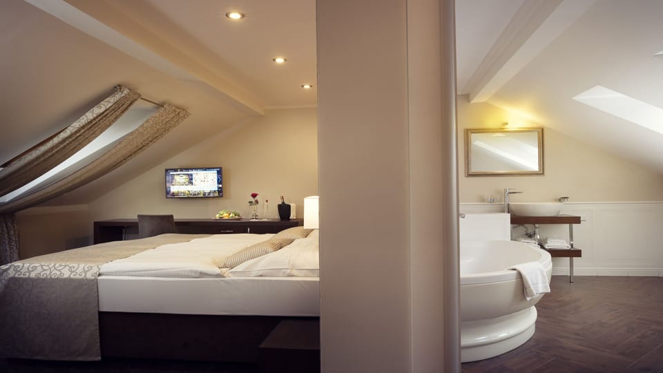 Deluxe Double Room, 1 King Bed | Minibar, in-room safe, desk, soundproofing