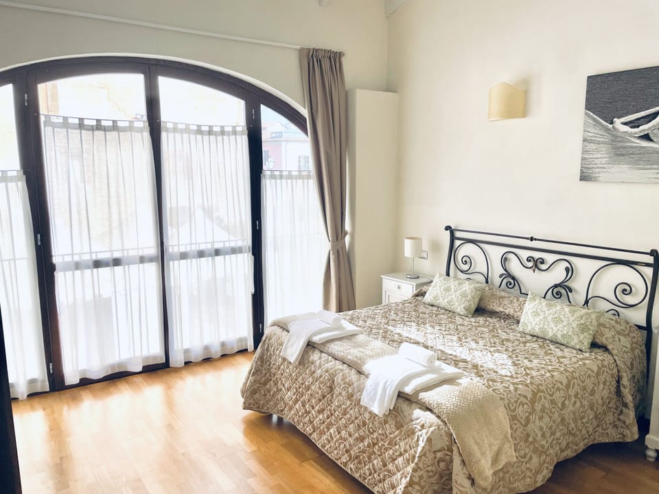Superior Suite, 1 Bedroom, Kitchen, Courtyard View | Pillowtop beds, in-room safe, individually decorated