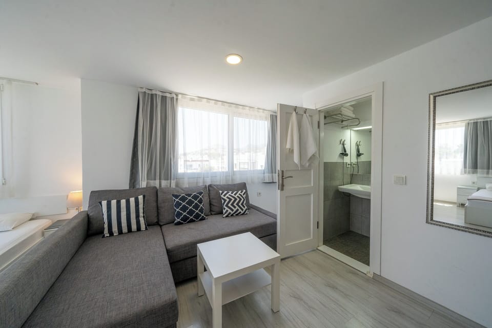 Deluxe Room | Hypo-allergenic bedding, pillowtop beds, minibar, desk