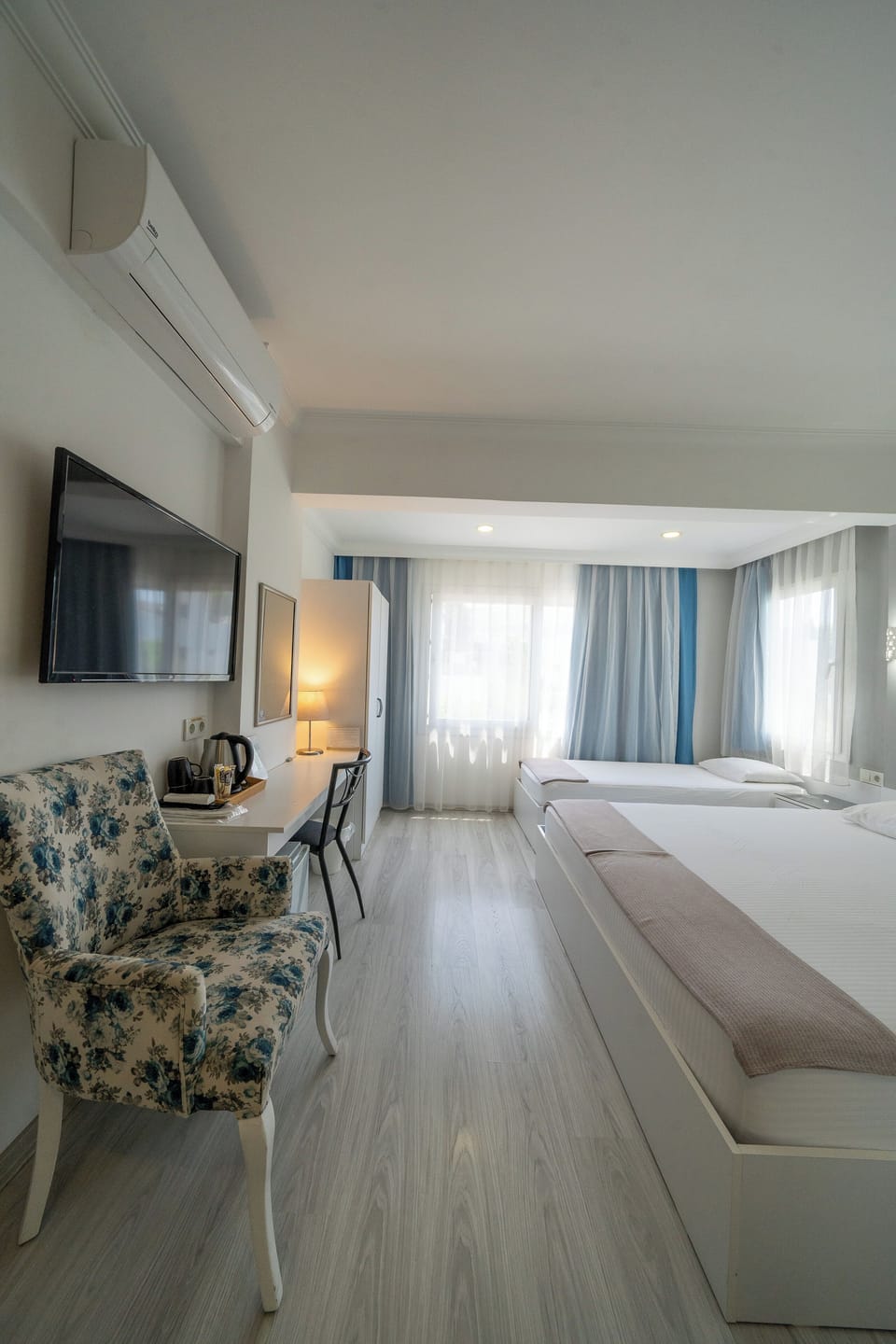 Triple Room | Hypo-allergenic bedding, pillowtop beds, minibar, desk