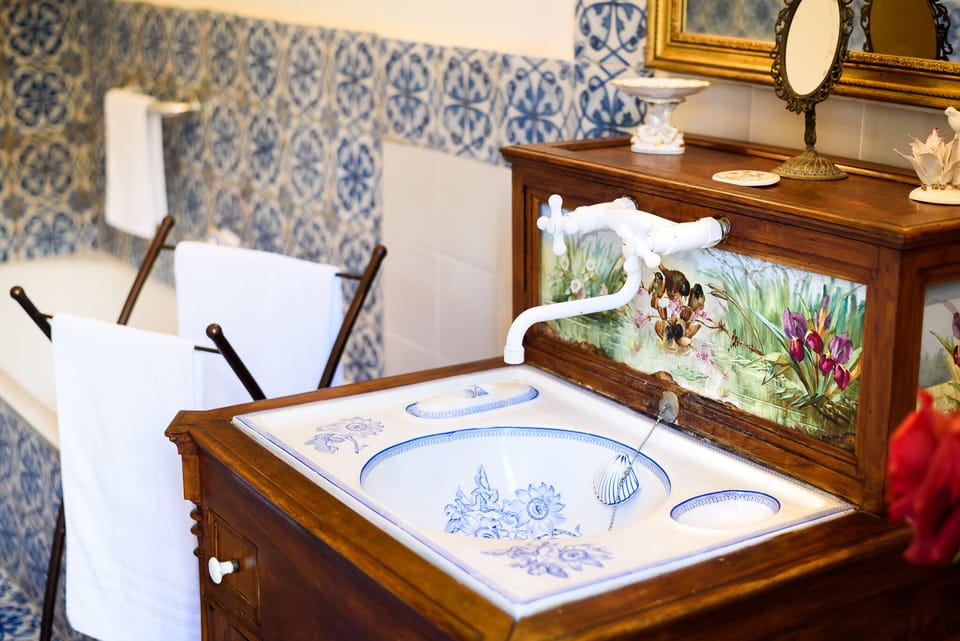 Superior Suite, 1 Queen Bed, Hill View, Tower | Bathroom | Hair dryer (on request), towels