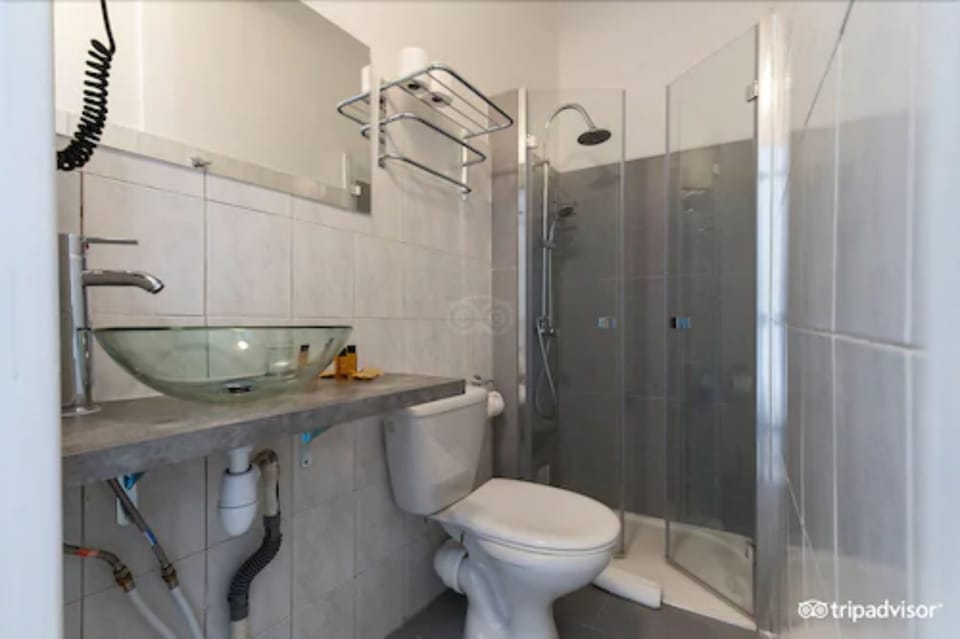Chambre superieure 3 lits simples | Bathroom shower