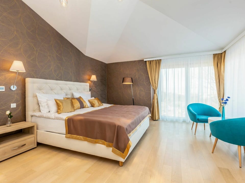 Furniture, Building, Comfort, Azure, Wood, Textile, Bed Frame, House, Lamp, Lighting