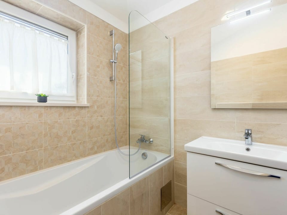 Bathtub, Plumbing Fixture, Property, Tap, Plant, Bathroom, Building, Window, Shower