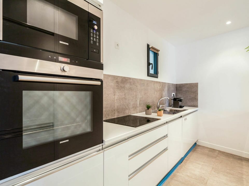 Cabinetry, Countertop, Tap, Property, Sink, Kitchen Sink, Kitchen Stove, Building, Kitchen Appliance, Plumbing Fixture