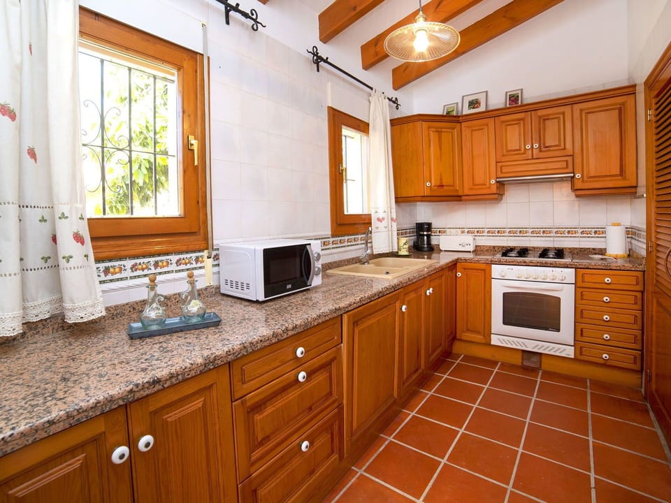 Countertop, Cabinetry, Property, Room, Kitchen, Furniture, Building, Interior Design, Home, House