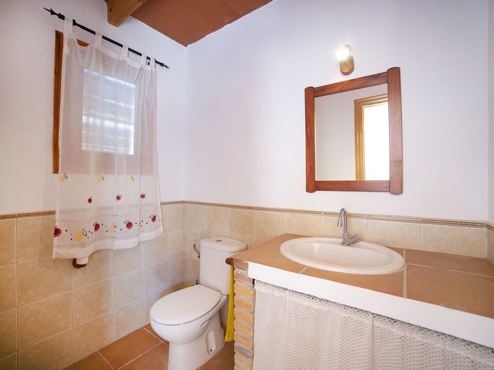 Bathroom, Room, Property, Tile, Interior Design, Wall, Floor, Building, Real Estate, Bathroom Cabinet