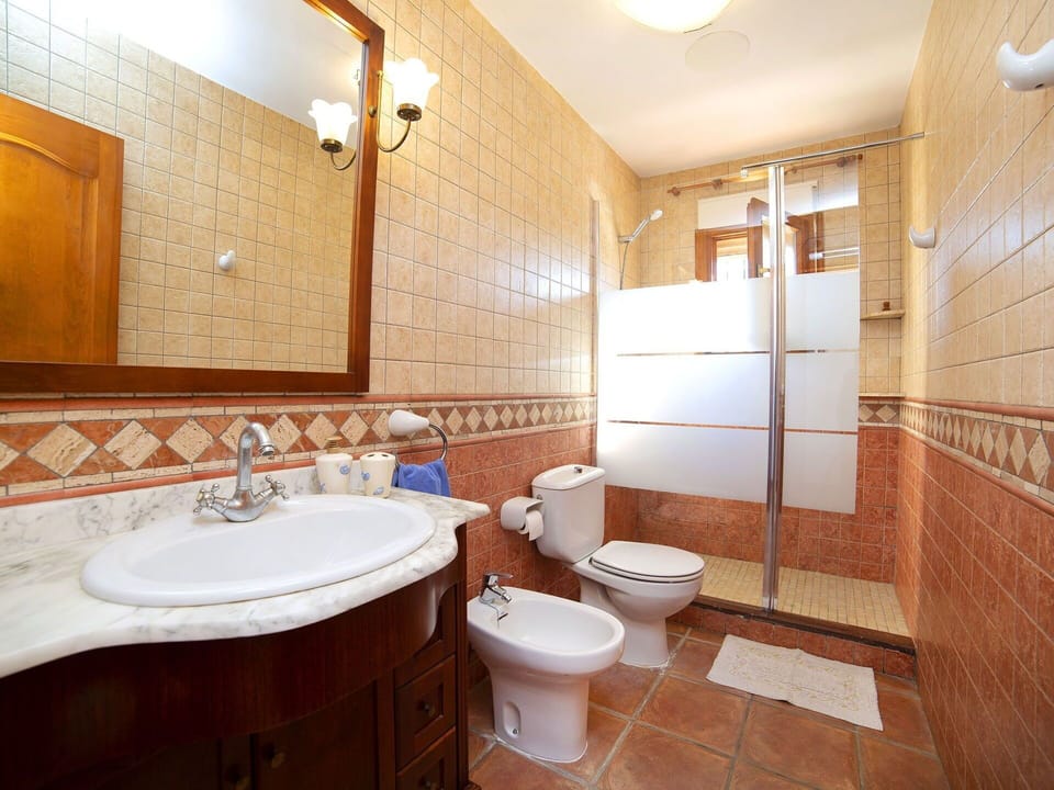 Bathroom, Room, Property, Interior Design, Building, Real Estate, Floor, Plumbing Fixture, House, Architecture