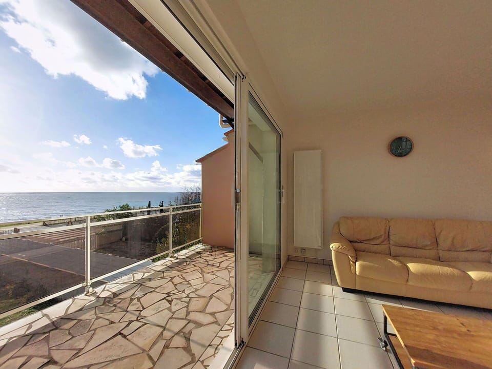 Ocean, Balcony