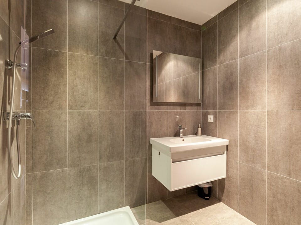Tap, Plumbing Fixture, Sink, Property, Bathroom Sink, Mirror, Bathroom, Building, Black, Purple