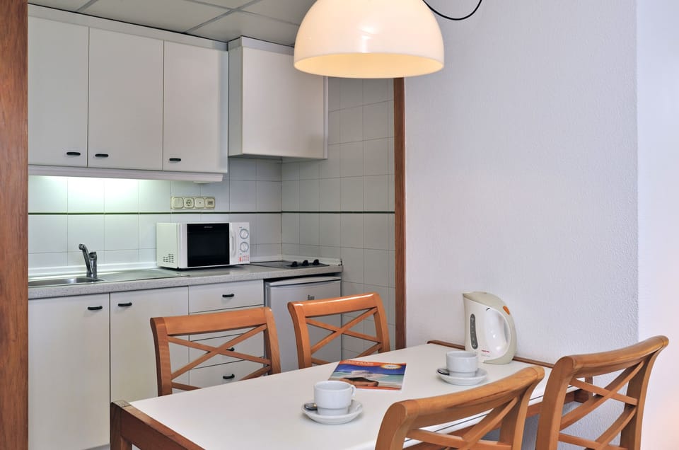 Standard Apartment, 1 Bedroom | Private kitchenette | Fridge, microwave, coffee/tea maker, cookware/dishes/utensils