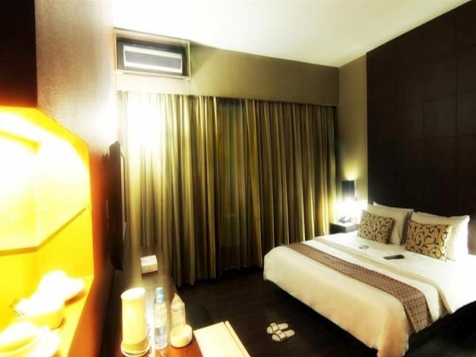 Desk, laptop workspace, free WiFi, bed sheets