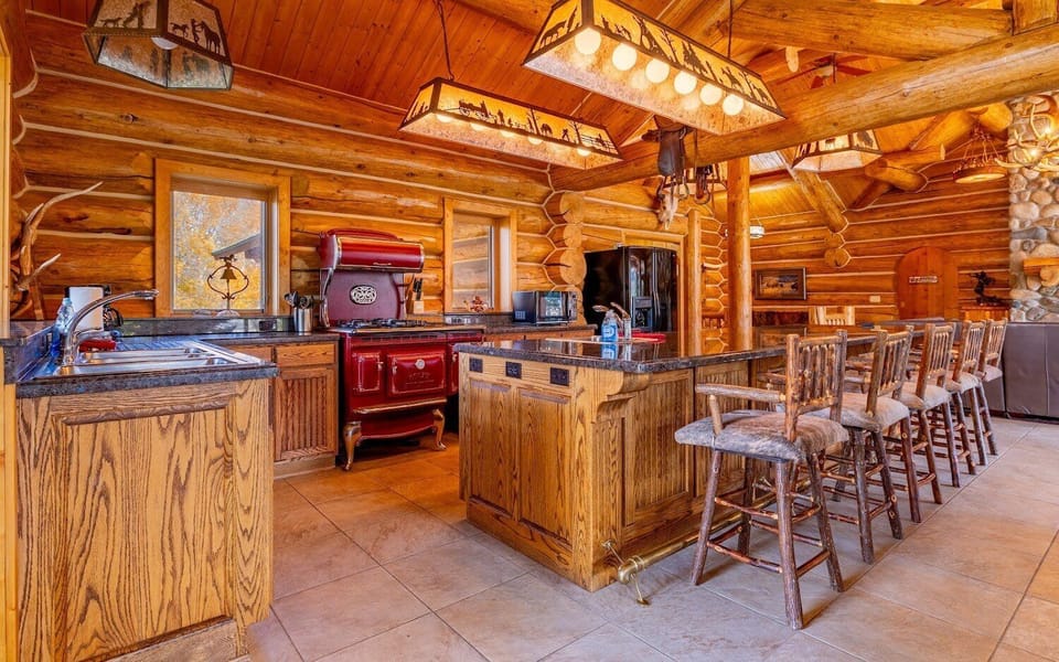 Main level chef's kitchen with full size walk in panty and modern appliances makes preparing meals a pleasure.