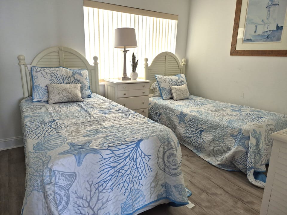 Twin bedroom