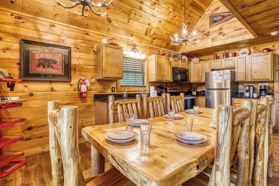Cabin in Pigeon Forge "Bearadise Mountain Lodge" - Dining table and kitchen