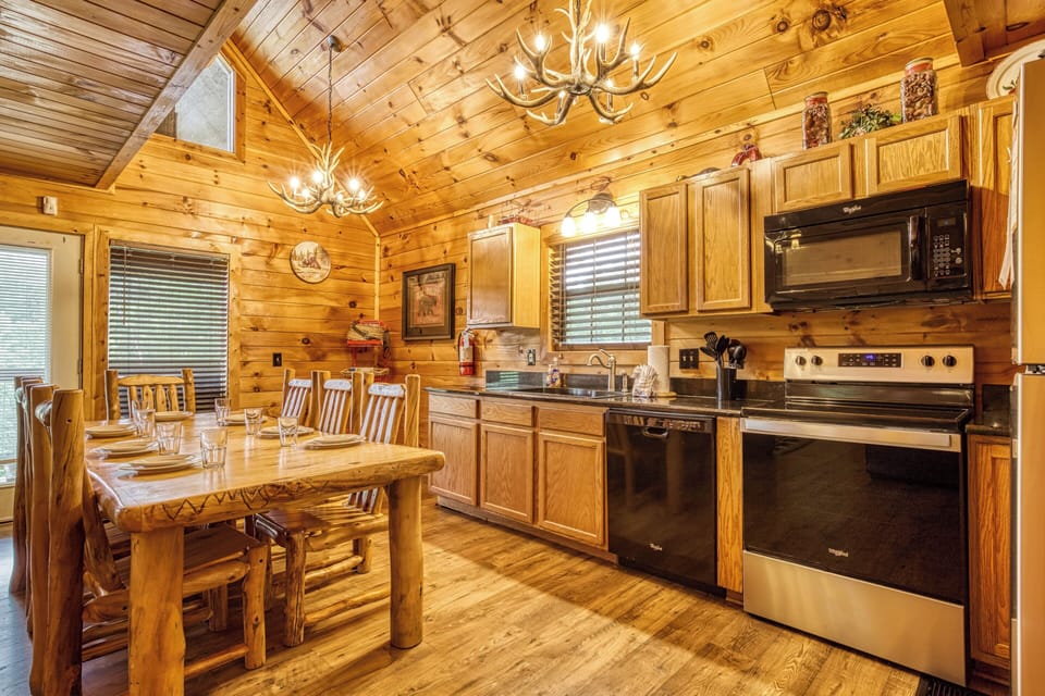 Cabin in the Smoky Mountains "Bearadise Mountain Lodge" - Fully furnished kitchen and dining table