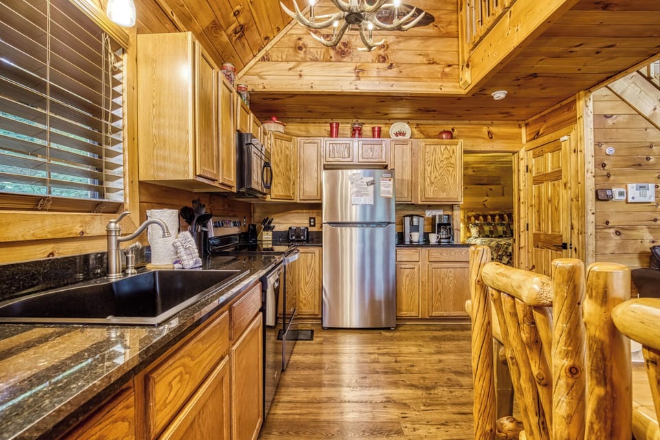Cabin in the Smoky Mountains "Bearadise Mountain Lodge" - Fully furnished kitchen 