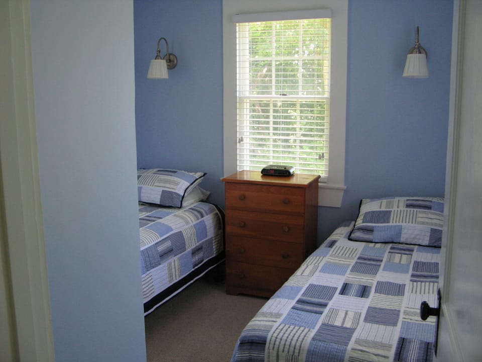 Far Bedroom, 2 Twin Beds