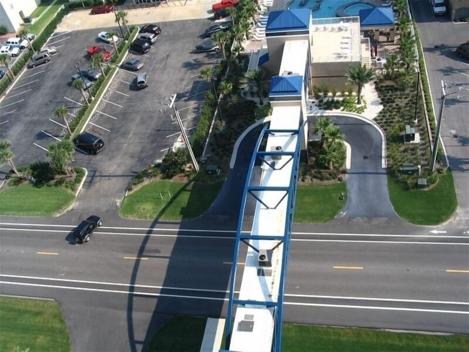 Air-conditioned walkway to beach (no worry about crossing the street)
