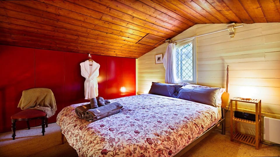 Mezzanine bedroom - queen