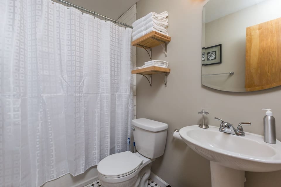 Bathroom with freshly laundered towels