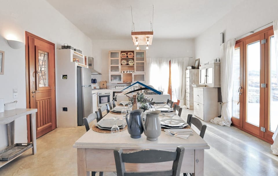 The kitchen and dining area