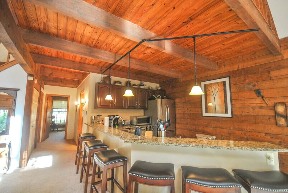 Kitchen bar with 6 stools.