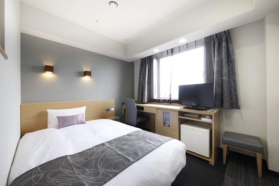 Desk, laptop workspace, iron/ironing board, free WiFi