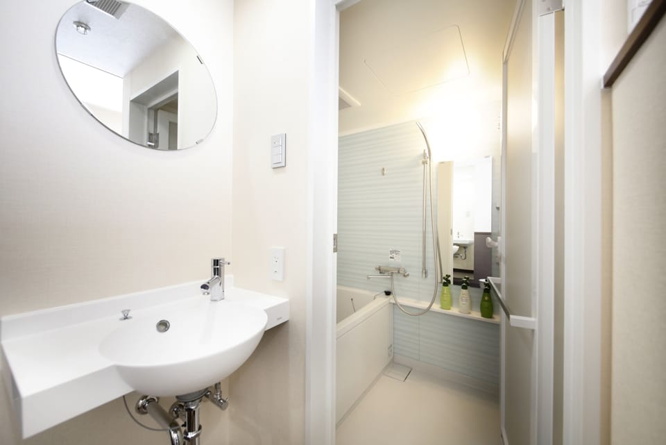 Separate tub and shower, deep soaking tub, free toiletries, hair dryer